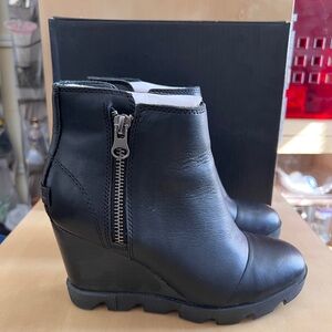 Sorel Joan Uptown Zip Bootie Black Leather Size 7 Wedge Lug Sole Like New